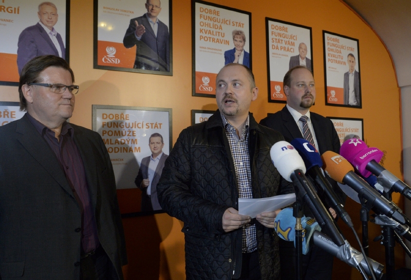Zleva místopředseda ČSSD Zdeněk Škromach, statutární místopředseda strany Michal Hašek a předseda poslaneckého klubu Jeroným Tejc.