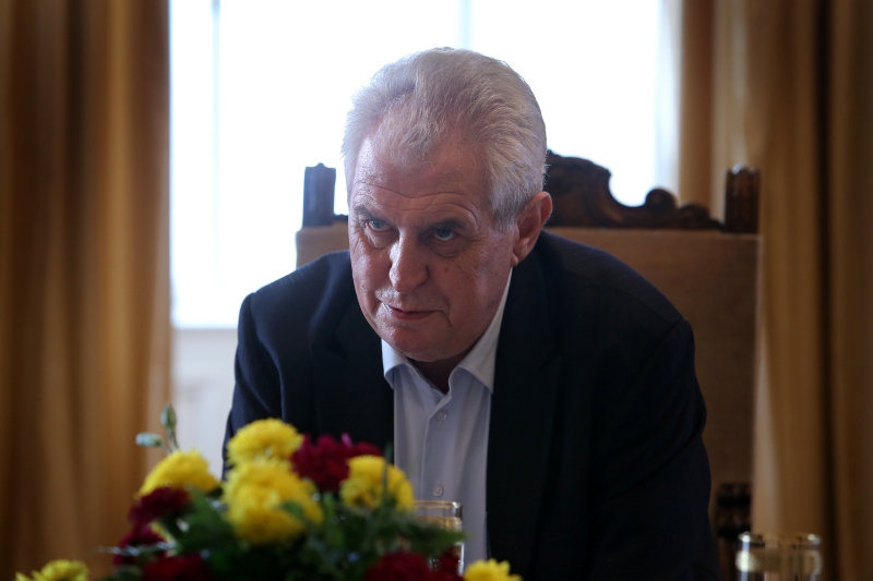 Prezident Miloš Zeman pokládá celou aféru kolem schůzky v Lánech za poněkud komickou.