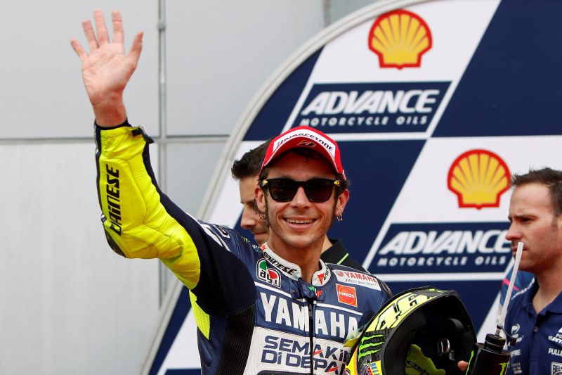 Devítinásobný mistr světa Valentino Rossi chce v seriálu silničních motocyklů závodit v kategorii MotoGP ještě tři sezony. Devítinásobný mistr světa Valentino Rossi chce v seriálu silničních motocyklů závodit v kategorii MotoGP ještě tři sezony.
