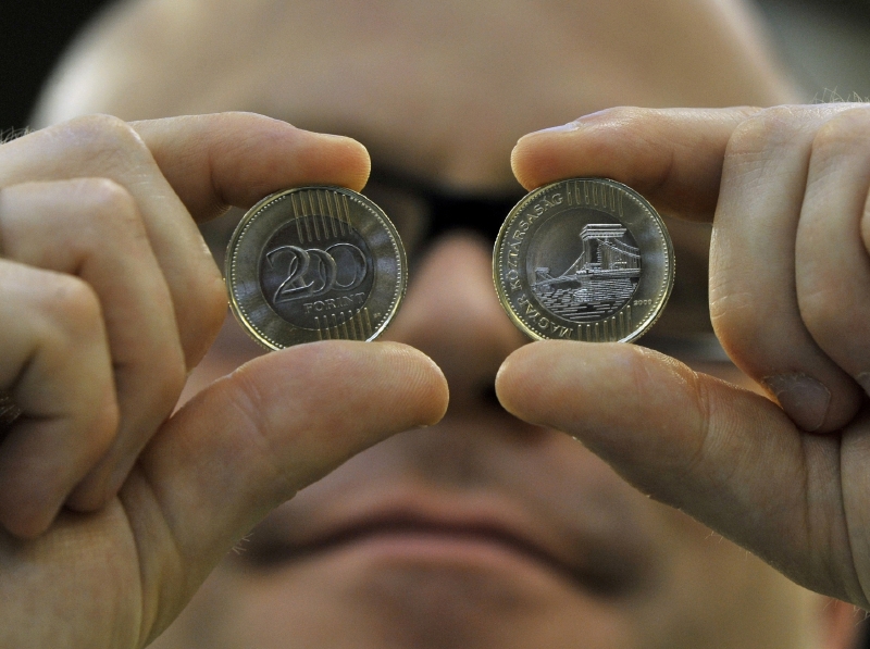 Mnohé dlužníky potrápil slabý maďarský forint (ilustrační foto).