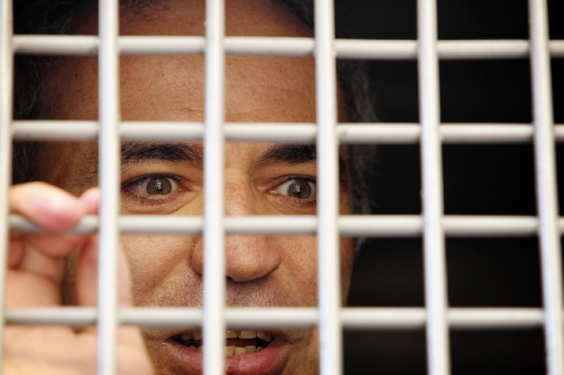 Kasparov v policejním antonu po zadržení na jedné z opozičních demonstrací.