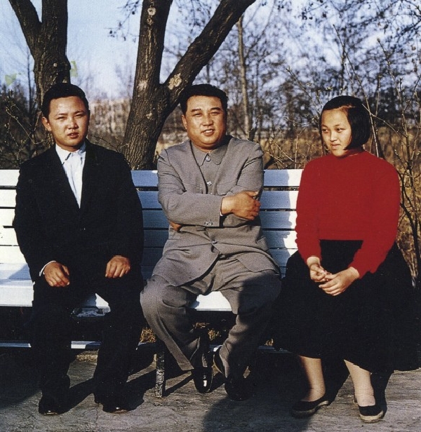 Zmizelá teta Ko Jong-suk. Vlevo Kim Čong-il a uprostřed Kim Ir-sen, její taťka.