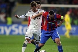 Pavel Horváth z Plzně (vpravo) a Mario Götze z Bayernu.