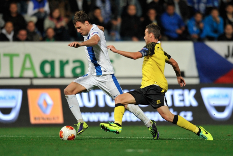 Liberecký Michael Rabušic (vlevo) v souboji s Fernandem Navarrem.
