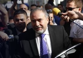 Soudem očištěný Lieberman obklopený novináři.