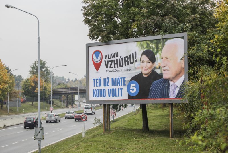 Předvolební plakáty hnutí Hlavu vzhůru s exprezidentem Václavem Klausem.