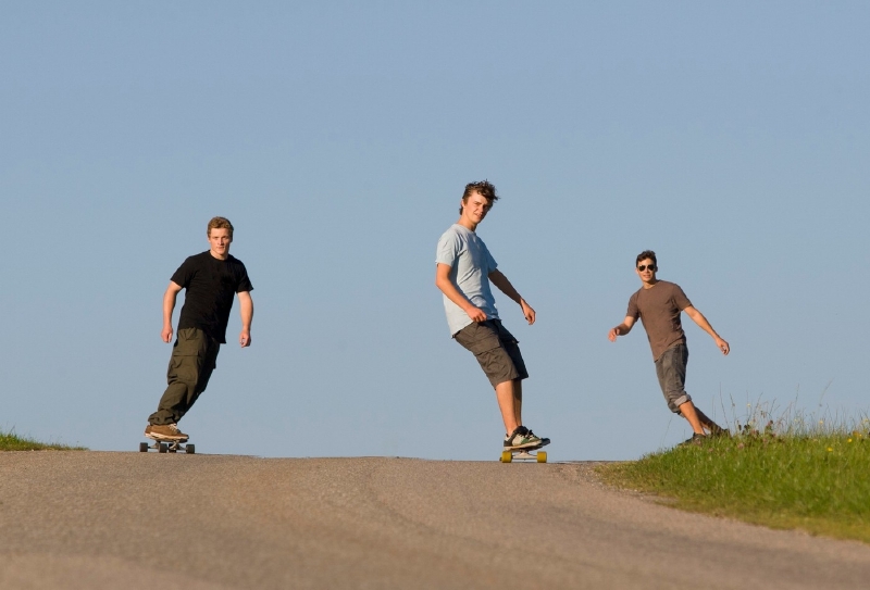 Longboardistům hrozí úraz hlavy i proto, že často nenosí helmu (ilustrační foto).