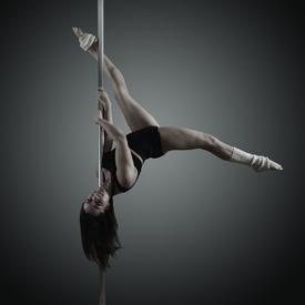 Pole dance je směsicí akrobacie, gymnastiky a tance.