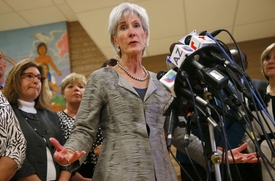 Ministryně zdravotnictví Kathleen Sebeliusová označila problémy se spuštěním Obamacare za "debakl".