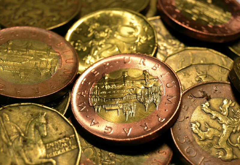 Zájemci si zatím mohou objednávat cenné papíry na téměř 1700 vybraných pobočkách České spořitelny, ČSOB, Komerční banky, České pošty a J&T Banky (ilustrační foto). Zájemci si zatím mohou objednávat cenné papíry na téměř 1700 vybraných pobočkách České spořitelny, ČSOB, Komerční banky, České pošty a J&T Banky (ilustrační foto).
