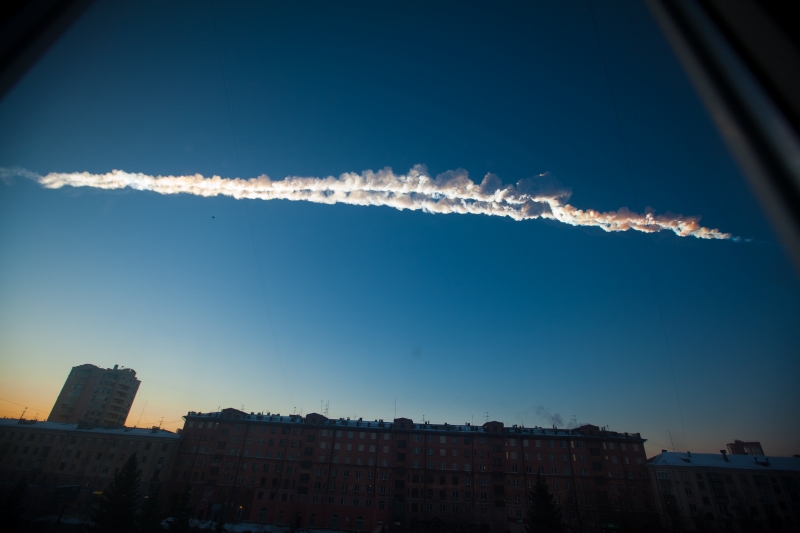 Meteorit, který vybuchl nad ruským Čeljabinskem vytvořil takovou tlakovou vlnu, že vytloukla okna a poškodila budovy.