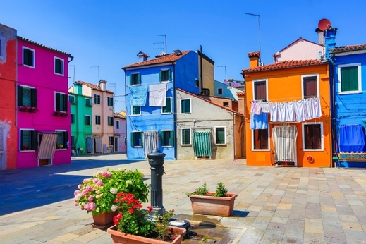 Barevné domy na ostrově Burano.