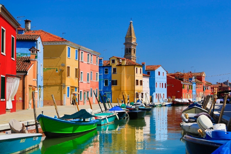 Barevné domy na ostrově Burano.