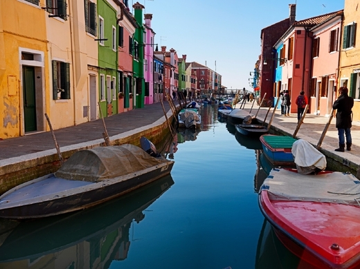 Barevné domy na ostrově Burano.