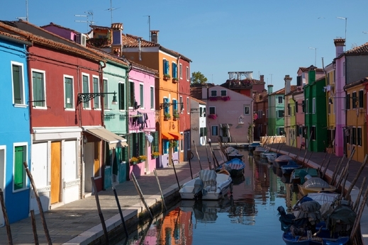 Barevné domy na ostrově Burano.
