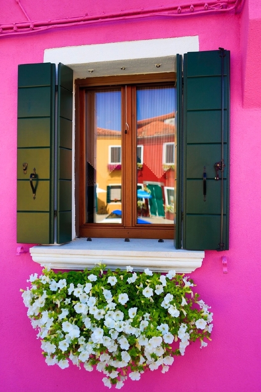Barevné domy na ostrově Burano.