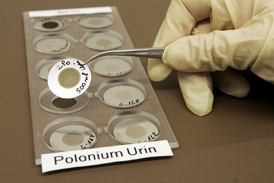 Polonium 210. Experti pátrají po smrtící radioaktivní látce v moči ruského exagneta Litviněnka roku 2006 v Londýně.