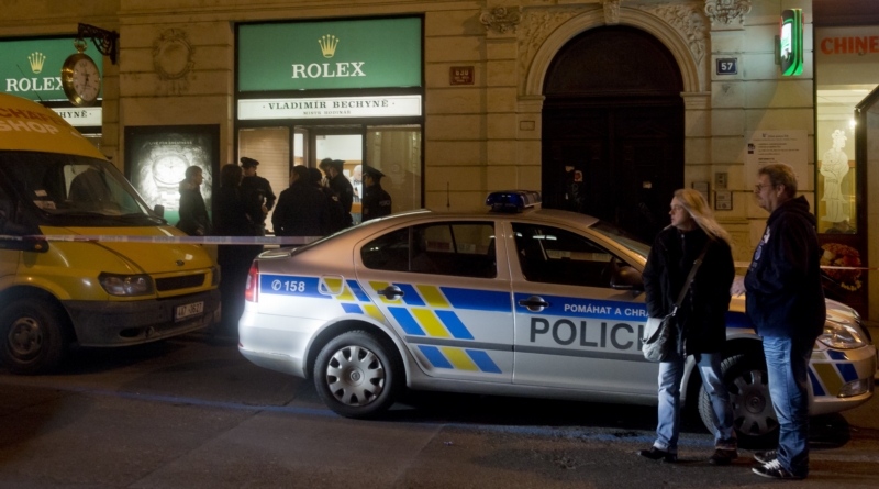 Ve Štěpánské ulici v Praze vyloupili neznámí pachatelé prodejnu luxusních hodinek. 