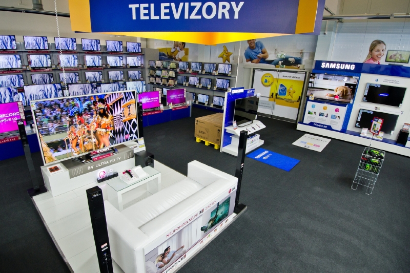 Slabší kurs se v cenách spotřební elektroniky v obchodech projeví do několika měsíců.