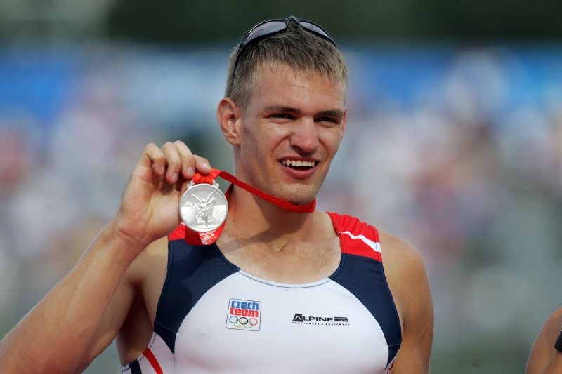 Ondřej Synek s olympijským stříbrem z Pekingu.