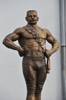 Socha měří 207 centimetrů.