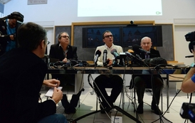 Švýcarští experti informují o výsledcích svého zkoumání ostatků Arafata.
