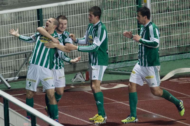 Radující se hráči Bohemians po vytouženém vyrovnání.