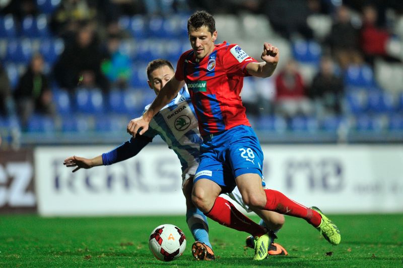 Boleslavský obránce Jan Bořil (vlevo) a obránce Plzně Marián Čišovský. Boleslavský obránce Jan Bořil (vlevo) a obránce Plzně Marián Čišovský.