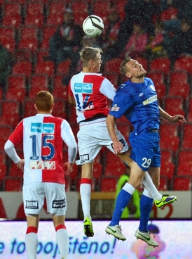 Zleva Marcel Gecov a Ondřej Petrák ze Slavie a Karel Kroupa z Brna.
