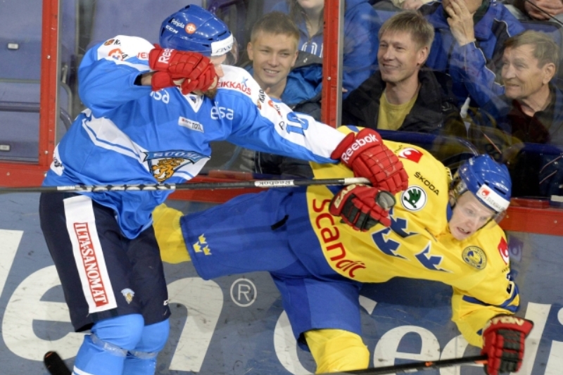 Finský hráč Jere Karalahti (vlevo) v souboji se Švédem Joelem Lundqvistem.