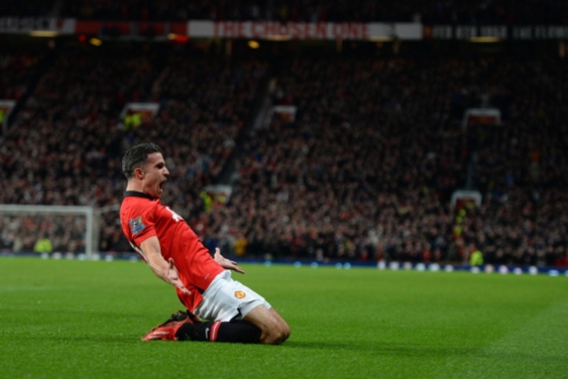 Střelec Manchesteru United Robin van Persie se raduje z gólu.