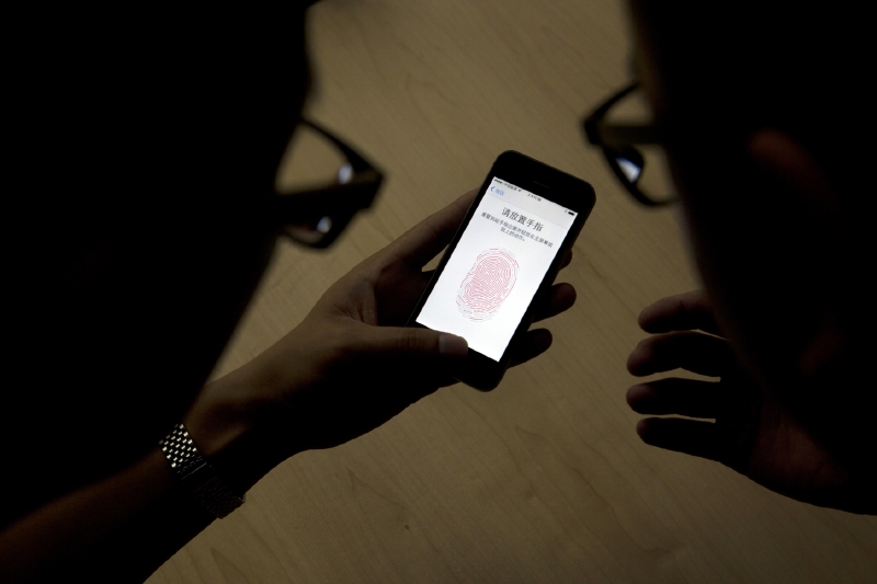 V září Apple uvedl na trh nové mobilní telefony iPhone 5S a iPhone 5C. V září Apple uvedl na trh nové mobilní telefony iPhone 5S a iPhone 5C.