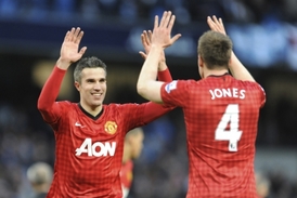 Útočník Manchesteru United Robin van Persie (vlevo) se raduje z gólu.