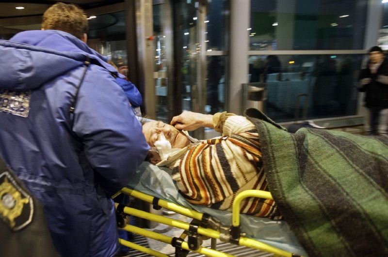 Jeden ze zhruba dvou set zraněných při bombovém útoku na moskevském letišti. Jeden ze zhruba dvou set zraněných při bombovém útoku na moskevském letišti.