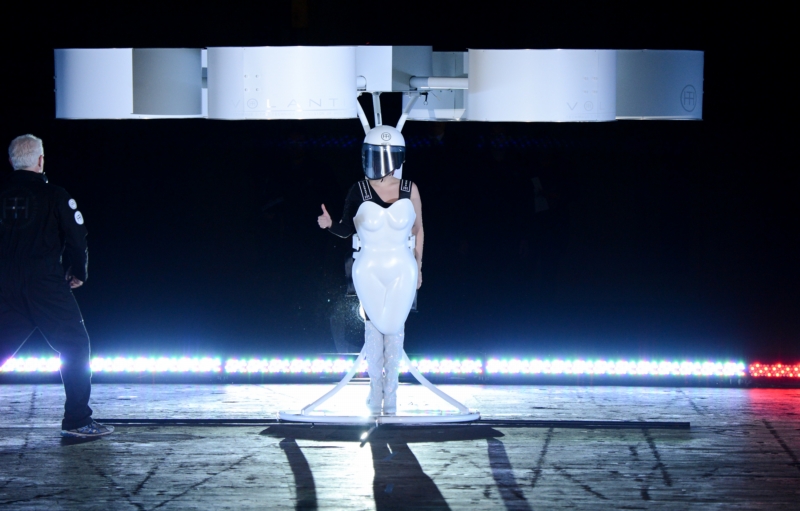 Lady Gaga při "startu". Lady Gaga při "startu".