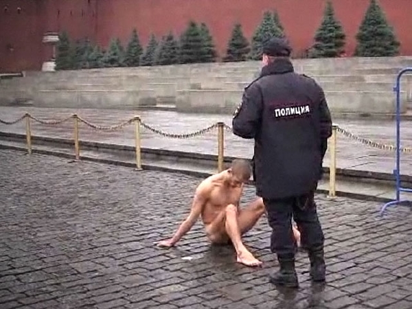 Šourek přibitý k dlažbě. Šourek přibitý k dlažbě.