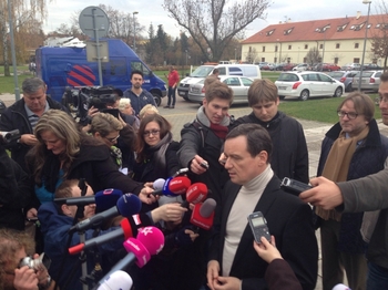 David Rath v obložení novinářů na náměstí v Hostivici.