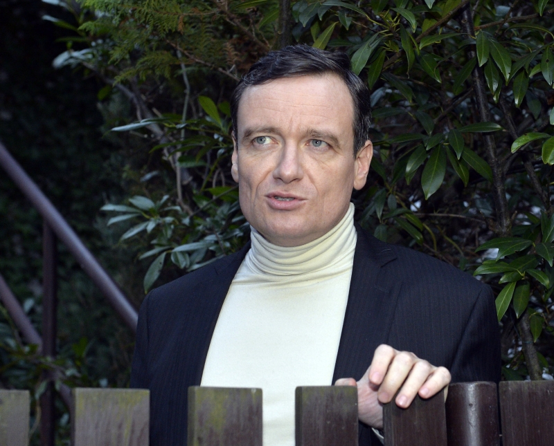 David Rath za brankou svého domu v Hostivici u Prahy. David Rath za brankou svého domu v Hostivici u Prahy.