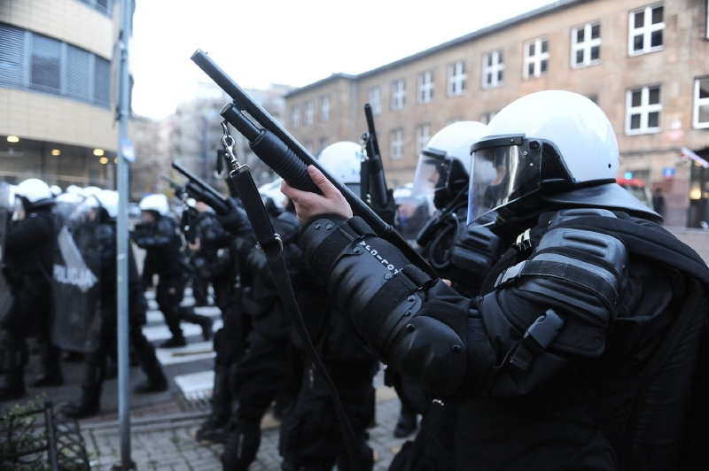 Gumové projektily proti útočníkům na ruské velvyslanectví ve Varšavě.