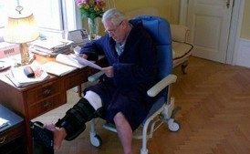 Miloš Zeman si poranil koleno o skříň.