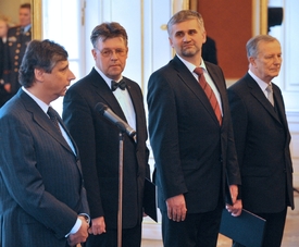 Zleva bývalý premiér Jan Fischer, Juraj Chmiel, Jan Dusík a Pavel Zářecký na Pražském hradě, kde je tehdejší prezident Václav Klaus jmenoval do funkcí ministrů.