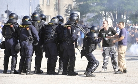 Šestnáctiletá dívka měla údajně útočit na zasahující policisty cihlami a kameny (ilustrační foto).