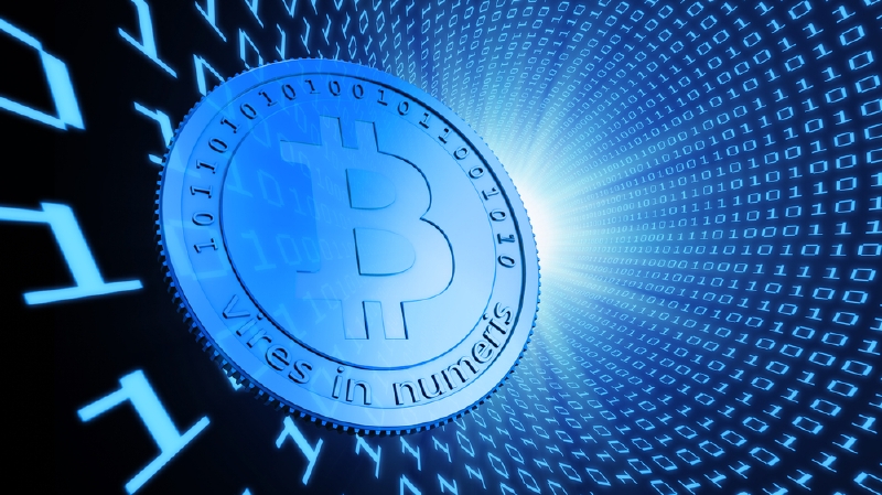 Bitcoin je virtuální měna, ale dá se směnit za reálné peníze či zboží. Bitcoin je virtuální měna, ale dá se směnit za reálné peníze či zboží.