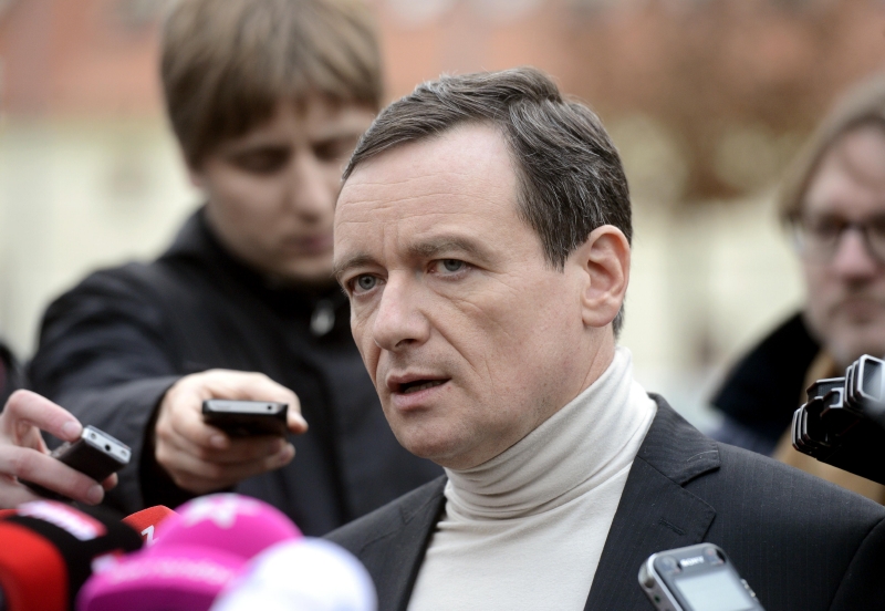 Bývalý poslanec David Rath může volně cestovat, soud mu nepředal podmínky propuštění z vazby.