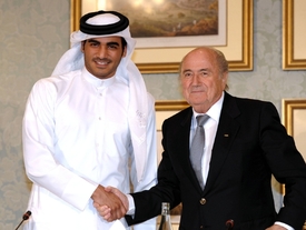 Prezident FIFA Sepp Blatter (vpravo) a katarský šejk Muhammad Ibn Hamád al-Sání.