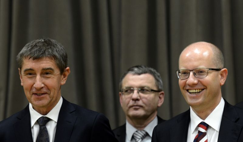 Zleva Andrej Babiš (ANO), Lubomír Zaorálek a Bohuslav Sobotka (oba ČSSD).