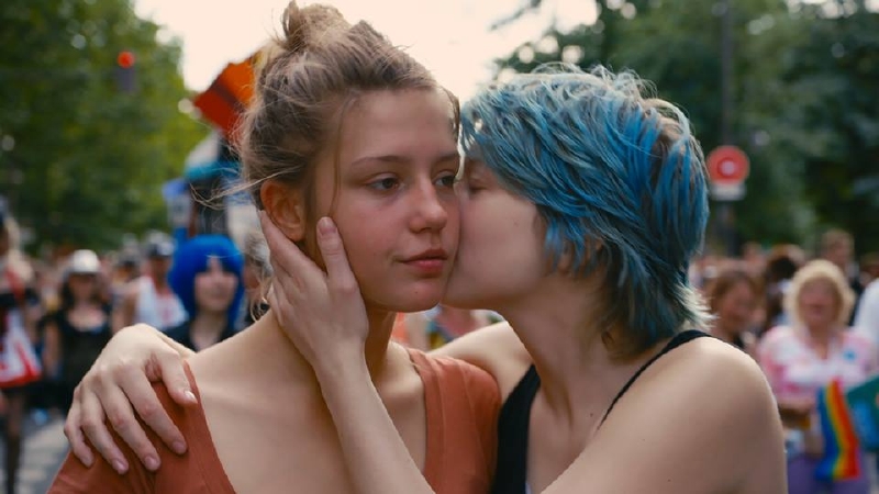 Adèle Exarchopoulos (vlevo) a Léa Seydoux v provokativním snímku Život Adele.