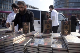 Lákání na islamistický med. Salafisté rozdávají v Berlíně zdarma korán.