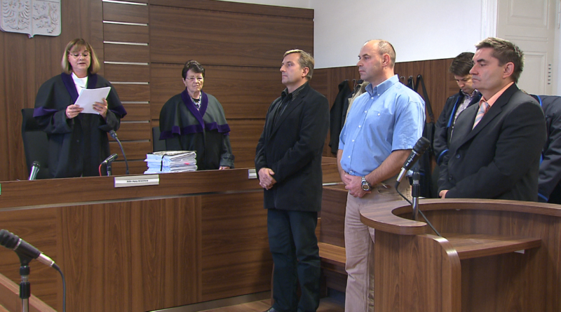 Vyhlašování rozsudku. Obžalovaní (zleva) Jiři Jansa, Daniel Mackerle, František Topol.