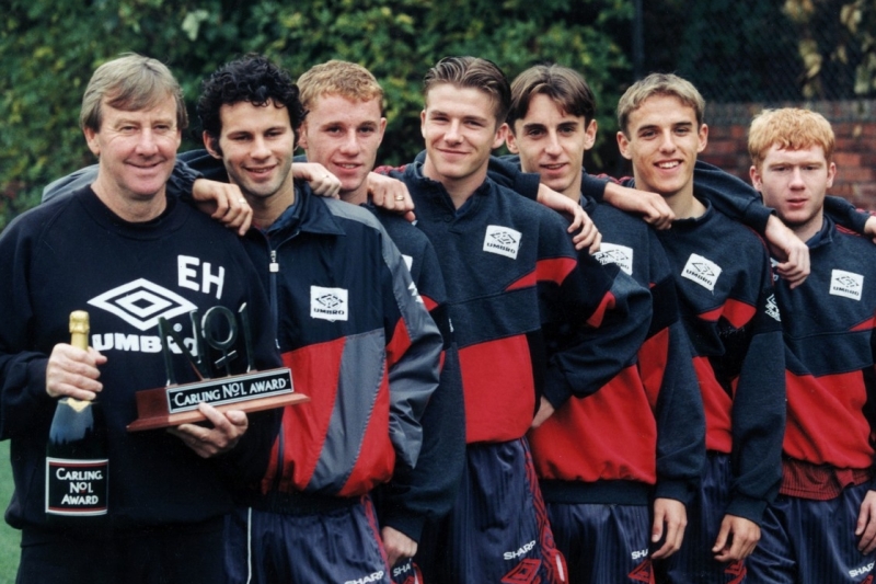 Ročník 1992: Zleva Ryan Giggs, Nicky Butt, David Beckham, Gary Neville, Phil Neville a Paul Scholes. Ročník 1992: Zleva Ryan Giggs, Nicky Butt, David Beckham, Gary Neville, Phil Neville a Paul Scholes.